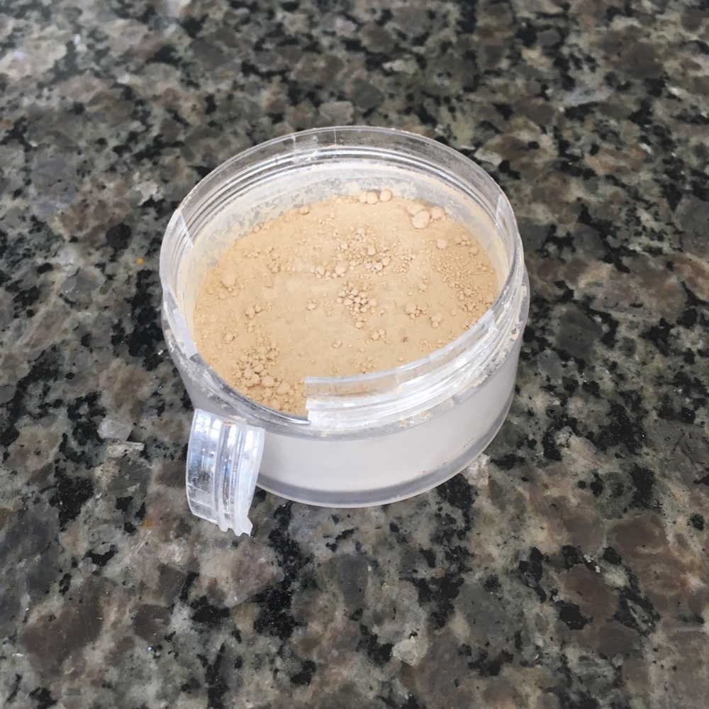Laura Mercier Translucent Setting Powder - Picture 5 of 5